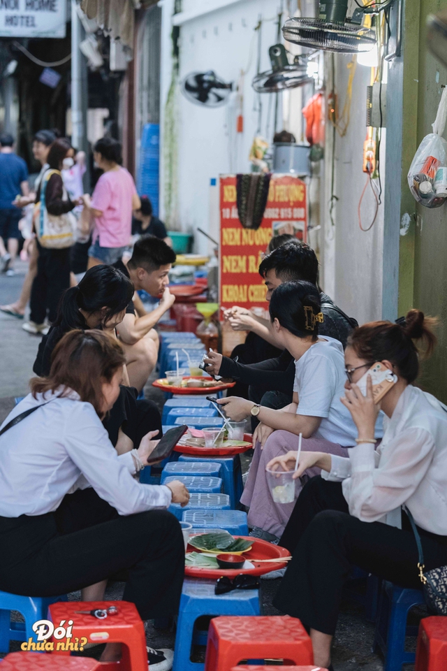 Invite each other to eat in the famous grilled spring rolls capital in the cathedral quarter of Hanoi - Photo 9.