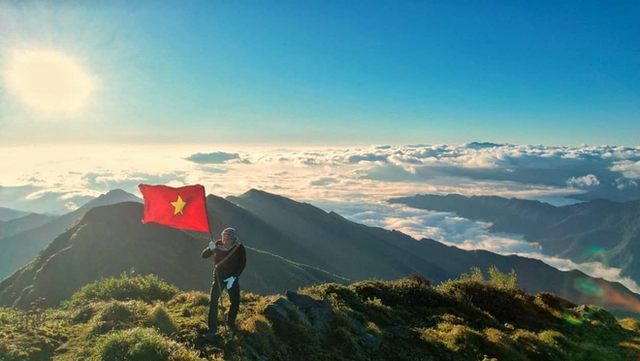 8X trèo đèo, lội suối 9 tiếng/ngày săn đặc sản rừng, dắt khách leo trèo đỉnh núi - Ảnh 8.