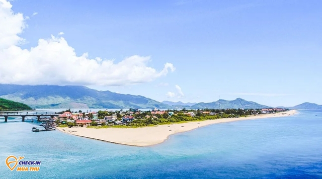 Top 10 most beautiful beaches in Vietnam: No. 9 is not too famous but is the pearl of Phu Yen - Photo 4.