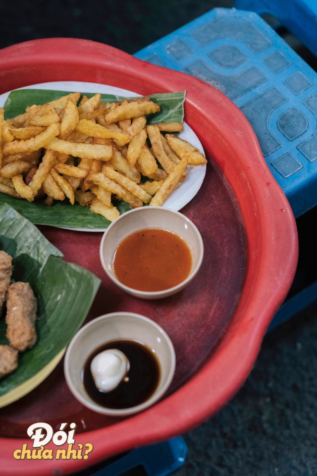 Invite each other to eat at the famous grilled spring rolls capital in Hanoi's cathedral quarter - Photo 4.