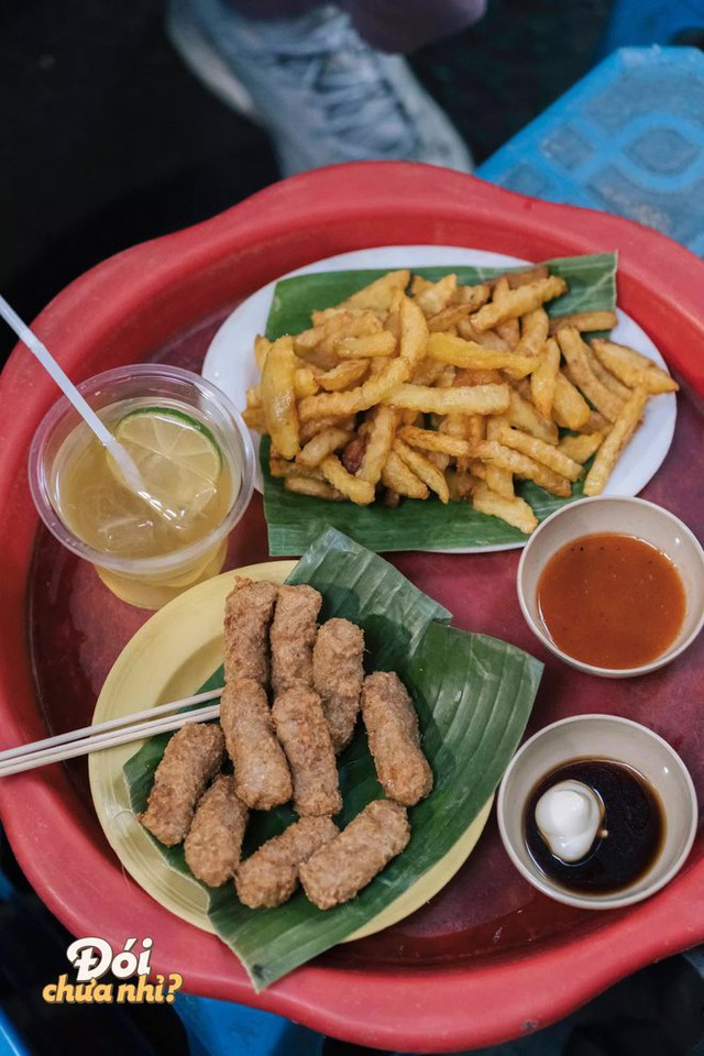 Invite each other to eat in the famous grilled spring rolls capital in the cathedral quarter of Hanoi - Photo 3.