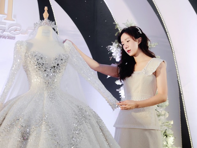 CEO Linh Nga Bridal - người đứng sau những chiếc váy cưới đình đám bật mí phương pháp giáo dục con đáng nể - Ảnh 1.