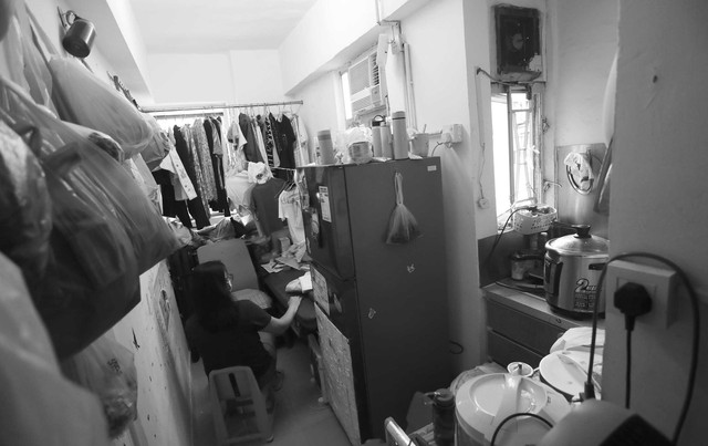 Cuộc sống trong những căn hộ hộp diêm chật hẹp nhất ở Hồng Kông - Ảnh 1.
