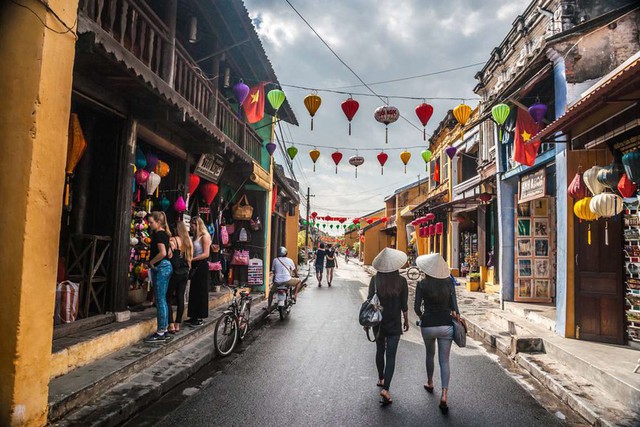 Canadian journalist: Coming to Vietnam, I understood what street food is like!  - Photo 2.