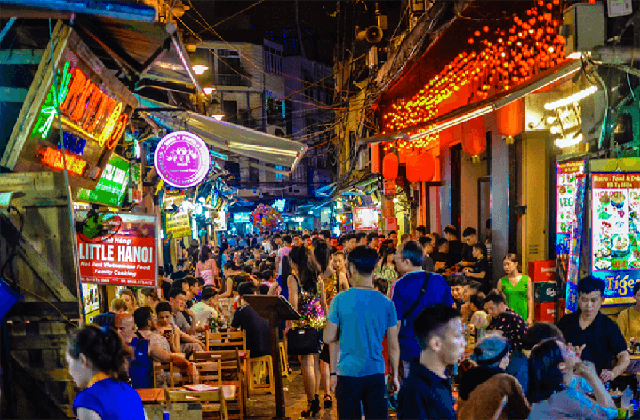 Canadian journalist: Coming to Vietnam, I understood what street food is like!  - Photo 1.