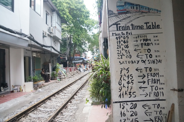 Ga Hà Nội di dời: Số phận tuyến đường sắt xuyên nội đô thu hút khách du lịch ra sao? - Ảnh 2.