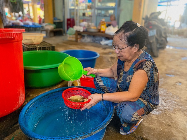  Bánh khoái cá kình trứ danh: Muốn ăn thì tự mua nguyên liệu đến chủ quán sẽ chế biến - Ảnh 6.