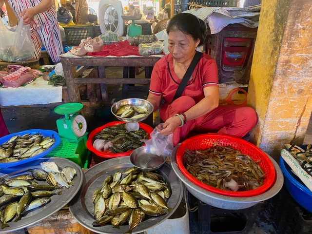  Bánh khoái cá kình trứ danh: Muốn ăn thì tự mua nguyên liệu đến chủ quán sẽ chế biến - Ảnh 5.