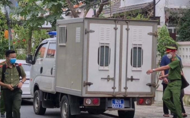 Lực lượng chức năng thực hiện lệnh bắt tạm giam ông Phạm Văn Điểu hồi tháng 12/2021. (Ảnh: L.P)