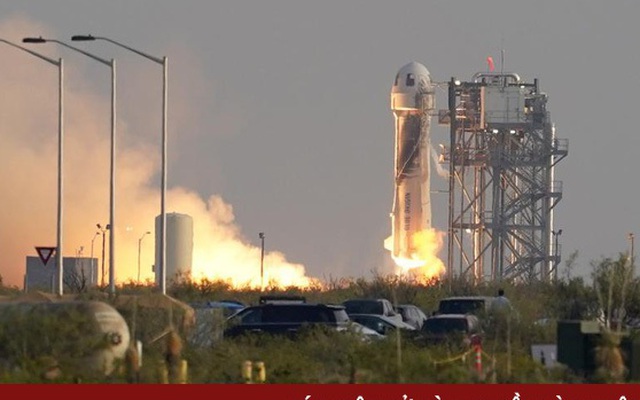 Tên lửa của tỷ phú Jeff Bezos bốc cháy ngay sau khi cất cánh