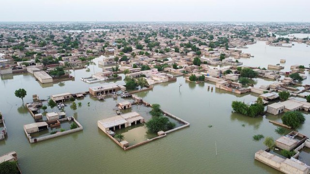 Lũ lụt chưa từng có ở Pakistan: Hơn 1/3 diện tích quốc gia chìm dưới nước - Ảnh 11.