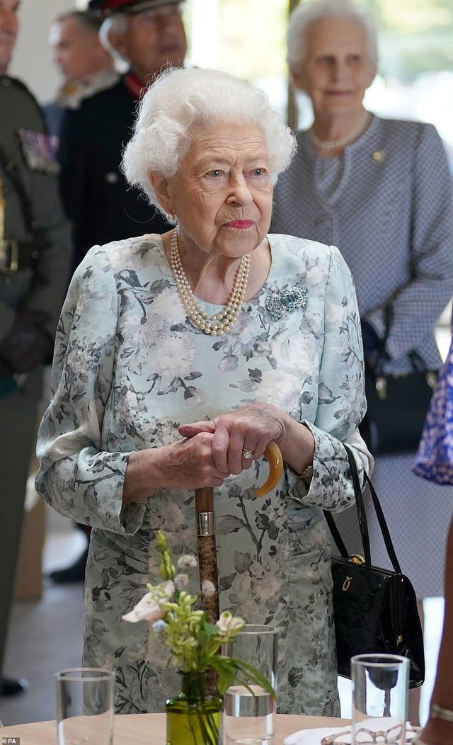 Hai món trang sức sẽ theo Nữ hoàng Elizabeth II đến tận cùng? - Ảnh 3.
