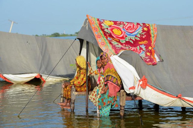 Lũ lụt chưa từng có ở Pakistan: Hơn 1/3 diện tích quốc gia chìm dưới nước - Ảnh 8.