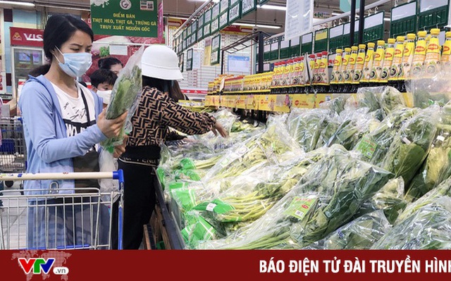 Người tiêu dùng mua sắm tại một siêu thị ở TP Hồ Chí Minh. (Ảnh: TTXVN)