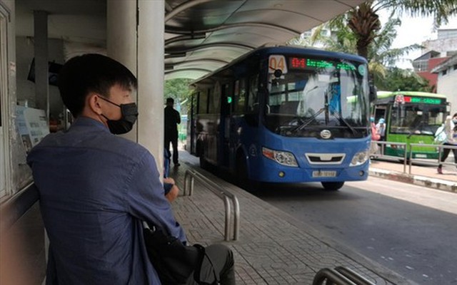 Hành khách đón xe buýt ở bến xe Công viên 23/9 quận 1, TPHCM. Ảnh: Hữu Huy