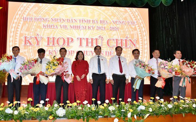 Lãnh đạo tỉnh Bà Rịa-Vũng Tàu tặng hoa chúc mừng ông Đặng Minh Thông, ông Trần Văn Tuấn và các ủy viên UBND tỉnh.