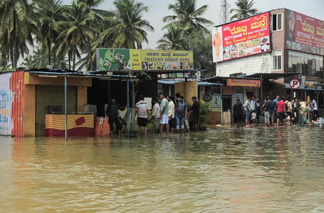 Cơn mưa lớn nhất sau nhiều thập kỷ lộ ra góc khuất của Thung lũng Silicon nức tiếng tại Ấn Độ - Ảnh 2.