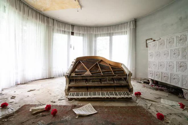 Dành hơn 10 năm đi tìm những chiếc đàn piano bị lãng quên, nhiếp ảnh gia thu được những bức ảnh nghệ thuật đẹp nao lòng - Ảnh 10.