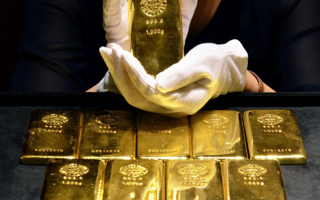 Vàng miếng được trưng bày tại cửa hàng vàng ở Tokyo, Nhật Bản. Ảnh: AFP/TTXVN