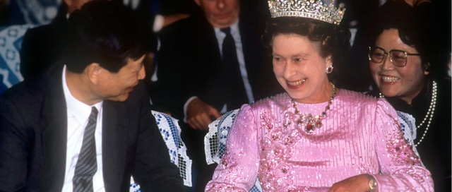 Tuần lễ thời trang London tôn vinh Nữ hoàng - biểu tượng phong cách toàn cầu không ngại màu sắc - Ảnh 3.