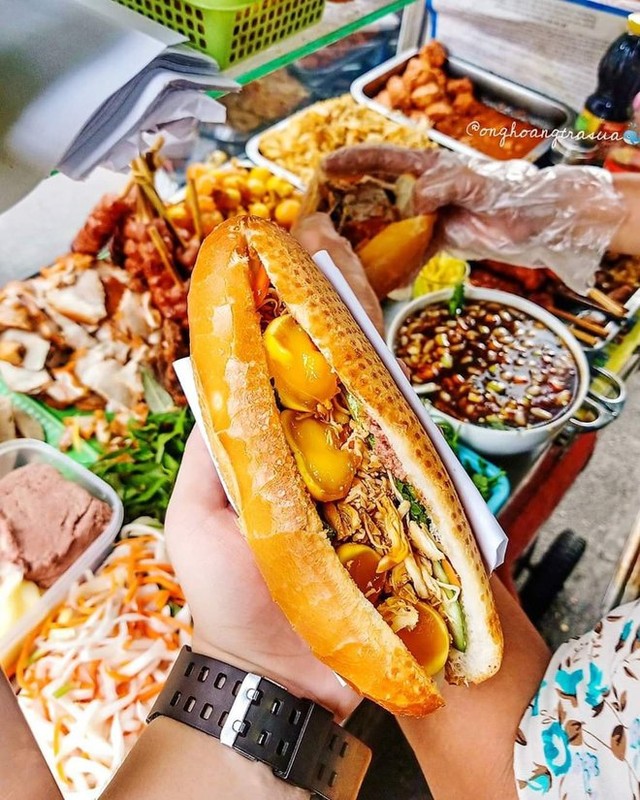 Ngoài pa-tê và thịt nguội, bánh mì Việt Nam có thêm nhiều biến tấu lạ miệng nhưng ngon khó cưỡng - Ảnh 19.