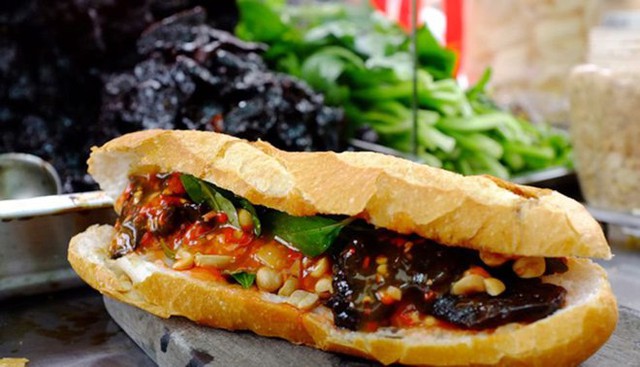 Ngoài pa-tê và thịt nguội, bánh mì Việt Nam có thêm nhiều biến tấu lạ miệng nhưng ngon khó cưỡng - Ảnh 17.