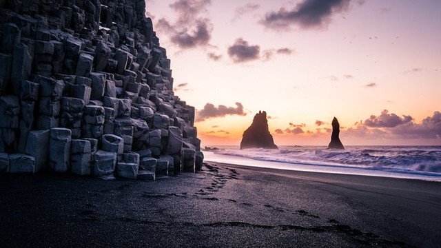 Bãi biển cát đen độc đáo nổi tiếng nhất thế giới, không ai được phép tắm - Ảnh 3.