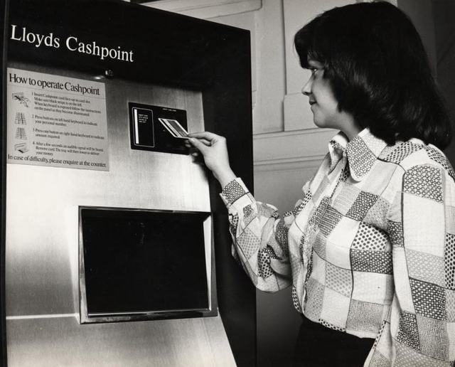 Điều ít biết về tiến sĩ gốc Việt thay da đổi thịt máy ATM, tạo ra cách mạng toàn cầu - Ảnh 2.