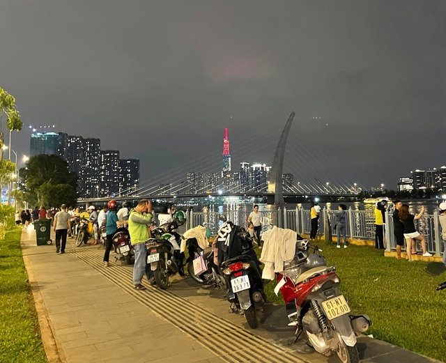 Hàng trăm người Sài Gòn xí chỗ kín công viên Bạch Đằng chờ xem khinh khí cầu trước giờ G - Ảnh 2.
