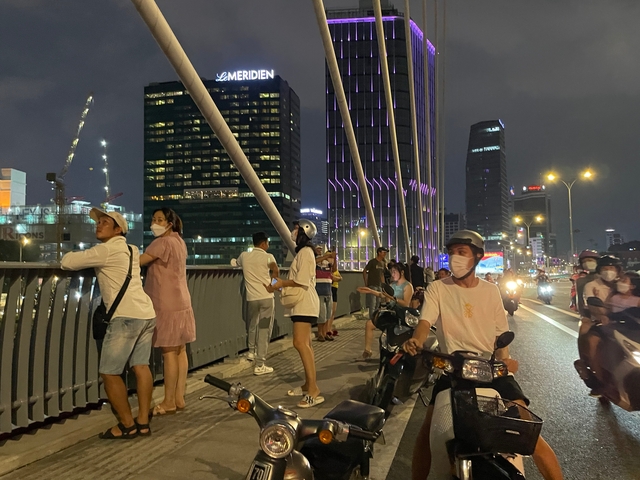 Hàng trăm người Sài Gòn xí chỗ kín công viên Bạch Đằng chờ xem khinh khí cầu trước giờ G - Ảnh 11.