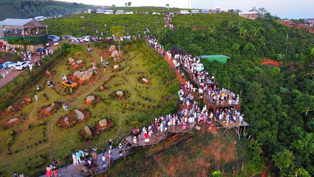 Da Lat morning 2/9: Crowded with tourists hunting the ravishing sea of ​​clouds - Photo 3.