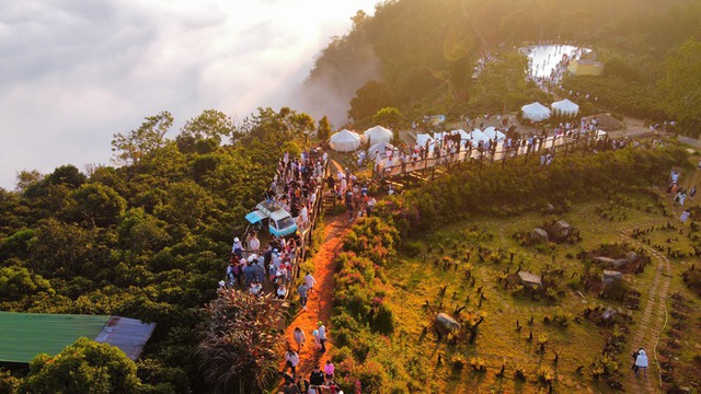 Da Lat morning 2/9: Crowded with tourists hunting the ravishing sea of ​​clouds - Photo 4.