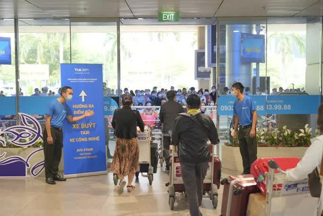 Bất ngờ với lượng hành khách ở sân bay Tân Sơn Nhất - Ảnh 3.