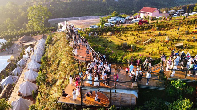 Da Lat morning 2/9: Crowded with tourists hunting the ravishing sea of ​​clouds - Photo 5.