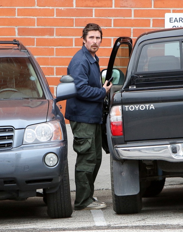 Vì sao ‘Người Dơi Christian Bale có 120 triệu USD nhưng chỉ lái xe Toyota cũ thay vì Ferrari? - Ảnh 5.