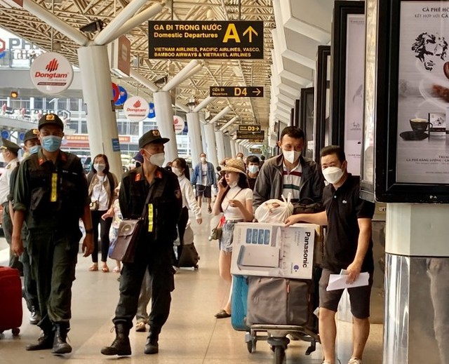 Bất ngờ với lượng hành khách ở sân bay Tân Sơn Nhất - Ảnh 6.