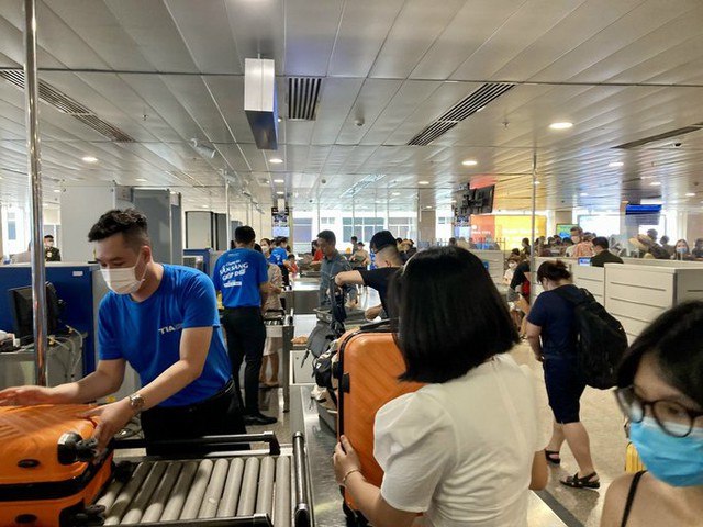 Bất ngờ với lượng hành khách ở sân bay Tân Sơn Nhất - Ảnh 7.