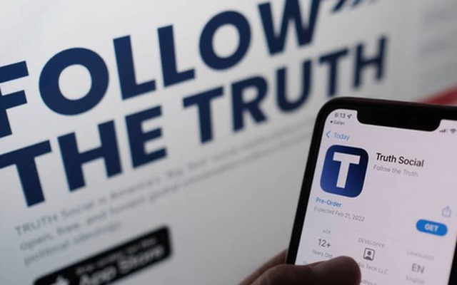 Một người dùng đang kiểm tra về app Truth Social trên kho ứng dụng App Store so với thông tin trên trang web của mạng xã hội này - Ảnh: AFP