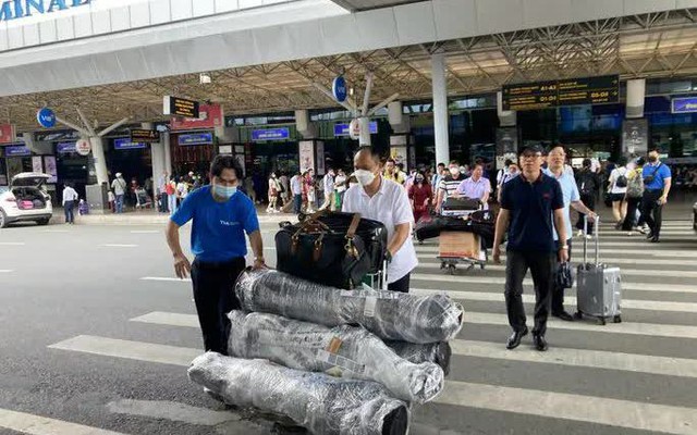 Sáng 2-9 khách đến sân bay Tân Sơn Nhất nhộn nhịp nhưng không quá đông, không ùn tắc
