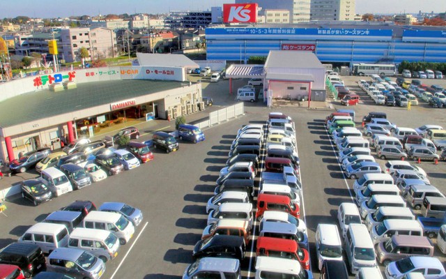 Một cửa hàng bán ô tô đã qua sử dụng ở phía tây Tokyo. Ảnh: ft.com