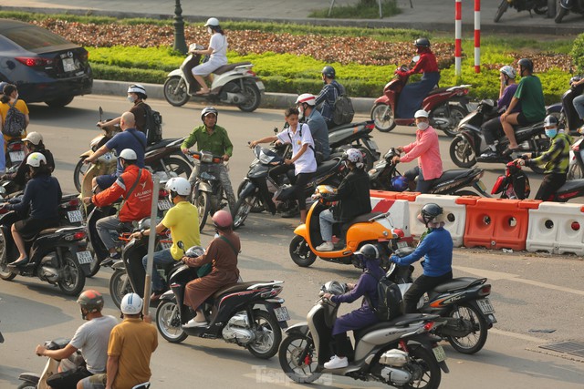 Cảnh ùn tắc kéo dài vẫn diễn ra sau khi phân làn đường Nguyễn Trãi - Ảnh 12.