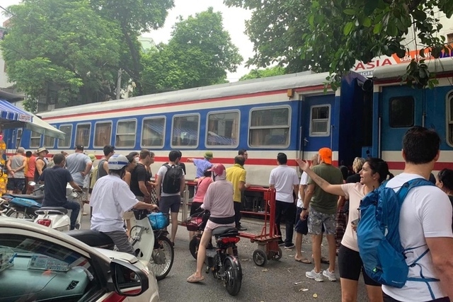 Chẳng cần đến sát đường ray, có những nơi khác ở Hà Nội có thể ngắm tàu hỏa chạy an toàn hơn - Ảnh 1.