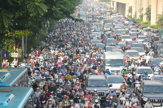 Cảnh ùn tắc kéo kéo kéo dài vẫn diễn ra sau khi phân làn đường Nguyễn Trãi - Ảnh 1.