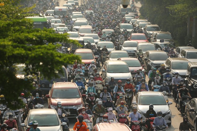 Cảnh ùn tắc kéo dài vẫn diễn ra sau khi phân làn đường Nguyễn Trãi - Ảnh 11.