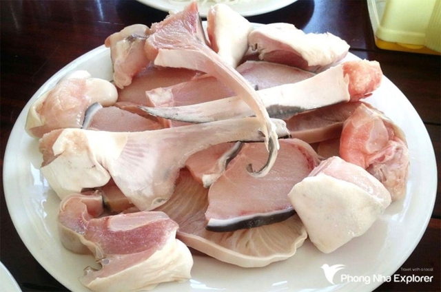 Hấp dẫn món gỏi cá mập sữa: Đặc sản hiếm ở Quảng Bình ngày hè - Ảnh 5.