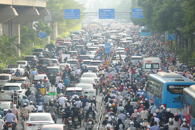 Cảnh ùn tắc kéo kéo kéo dài vẫn diễn ra sau khi phân làn đường Nguyễn Trãi - Ảnh 8.