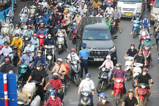 Cảnh ùn tắc kéo dài vẫn diễn ra sau khi phân làn đường Nguyễn Trãi - Ảnh 7.