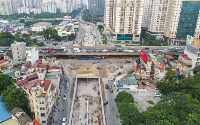 Được khởi công từ tháng 10/2020 đến nay, hầm chui Lê Văn Lương - Vành đai 3 sắp được đưa vào sử dụng. Dự kiến hầm hầm chui này sẽ thông xe vào ngày 10/10 tới đây.