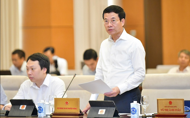 Bộ trưởng Bộ Thông tin và Truyền thông Nguyễn Mạnh Hùng trình bày Tờ trình về dự án Luật Giao dịch điện tử (sửa đổi).