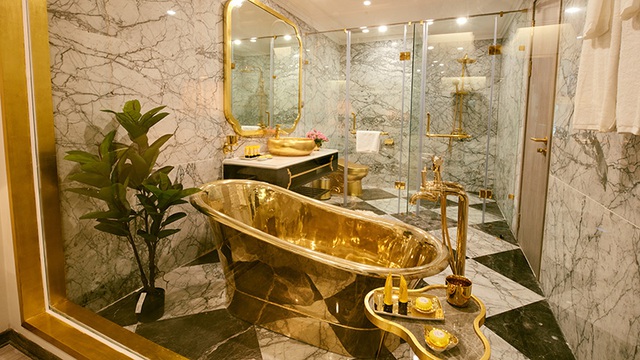 Khách sạn “lấp lánh ánh vàng” giữa lòng Hà Nội đang được đại gia rao bán với giá khởi điểm 250 triệu USD: Dát vàng từ nội ngoại thất...đến cả cốc cà phê trứng cũng được dát vàng
